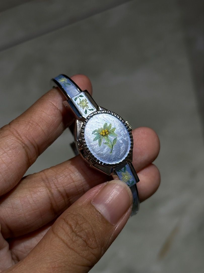 Andre mouche peekaboo bangle watch vintage (Kategori: Jam Tangan Wanita) berada di Wonosari. Dikirim oleh shopee.daripokemon (ID iklan 1448238273, Gambar 2). Deskripsi: .