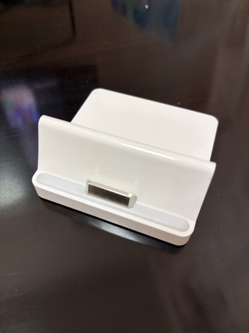 Apple official 30pin dock （分類：固定器及支架）位於 Hong Kong。 由 andrew2024 提交（商品編號 1448233621，圖片 1）。簡介： 30pin dock with line out。