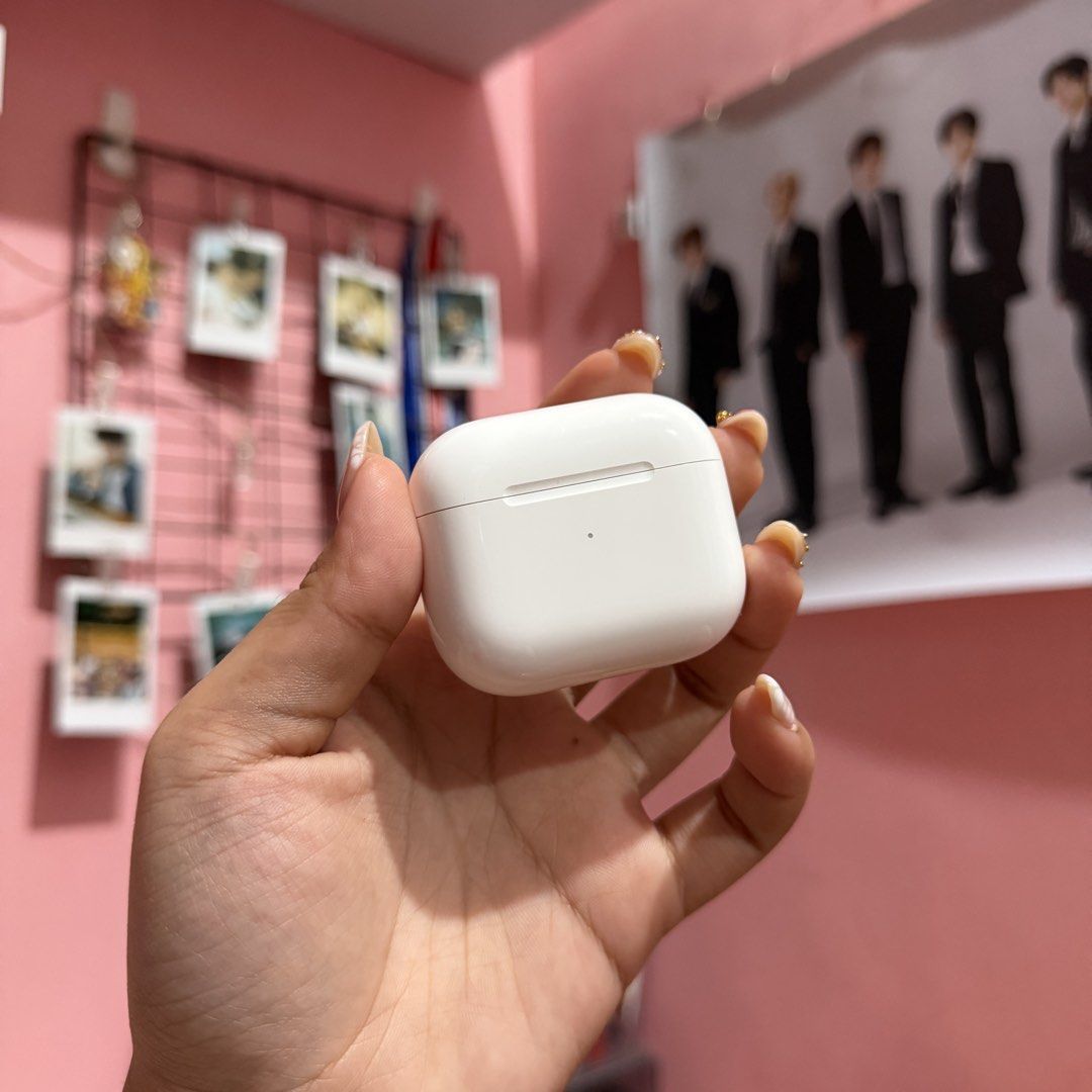 Authetic Apple Gen 3 Airpods (Category: Earphones) located in Taal. Submitted by errday.trends (Listing ID 1448277101, Image 3). Description: 💗100% authentic 💗no cable/ cord included 💗Can do meet up around Batangas.