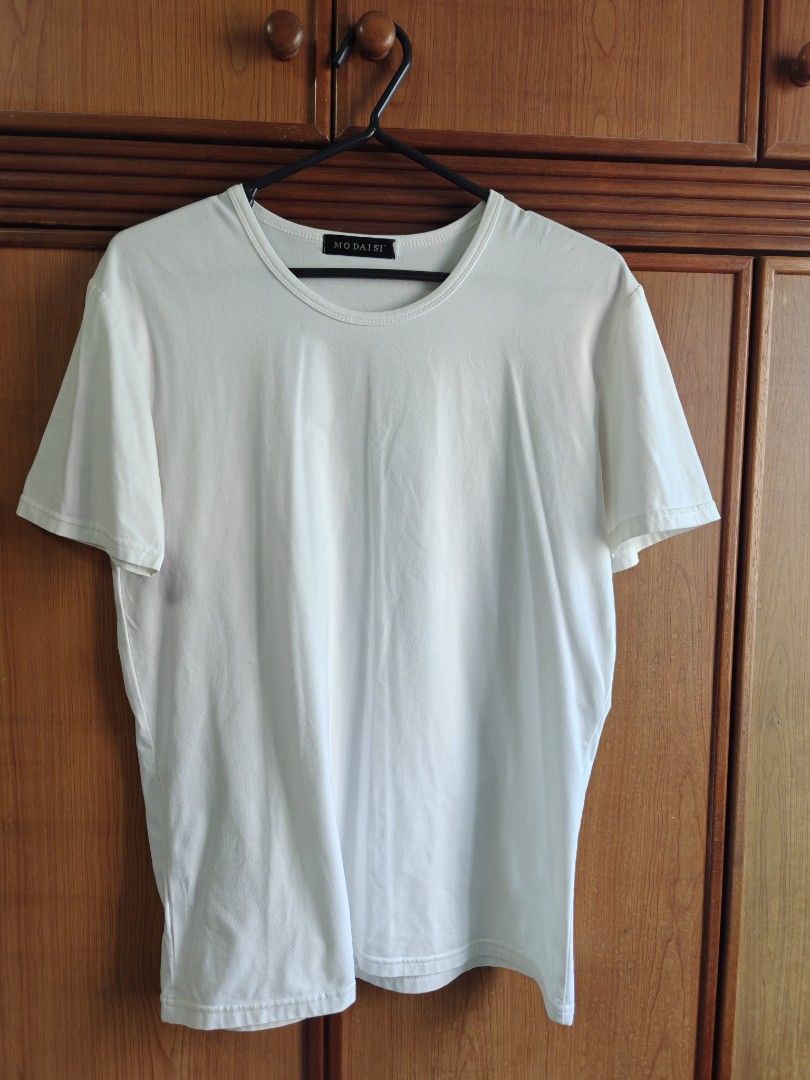 BASIC TEE (Category: Shirts) located in Singapore. Submitted by oooossssyyyy (Listing ID 1448200227, Image 1). Description: - Classic plain white t-shirt - Wardrobe essential - Short sleeves - Crew neck - Ideal for layering or wearing on its own - Effortlessly stylish with any bottoms.