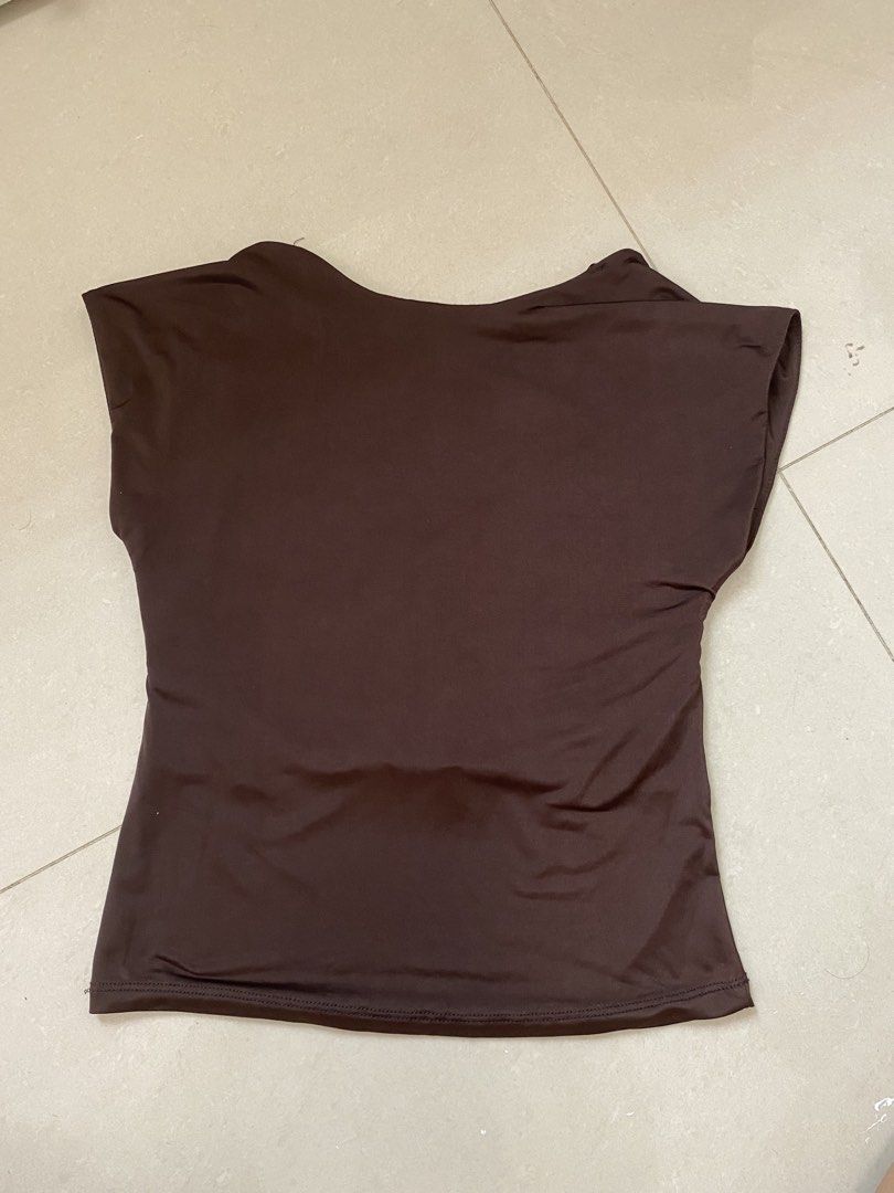 basics bundle of 6 tops (small/medium) (Category: Others Tops) located in Quezon City. Submitted by lllaland (Listing ID 1448123874, Image 3). Description: six basic tops from multiple brands. mix of pre-owned and barely used tops. halter top from blackbough (accidentally washed in machine, details got rubbed off) gray mock neck from zara black mock neck from house of lulu crop tube from june 12 the label brown open back top from stradivarius asy