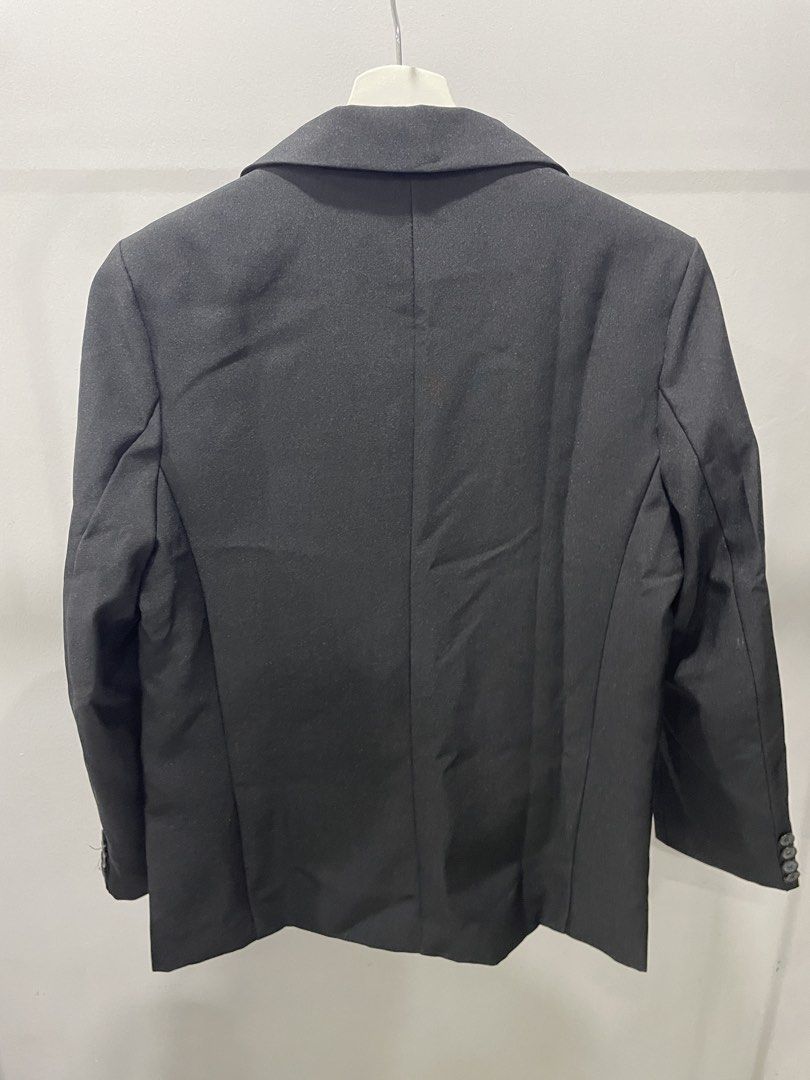 Black blazer (Category: Coats, Jackets and Outerwear) located in Kuala Lumpur. Submitted by aaawatermelon (Listing ID 1448247247, Image 2). Description: comes with two pockets measurement📏 shoulder 40cm clothes length 63cm Waist width 45cm pit 48cm sleeve 56cm.