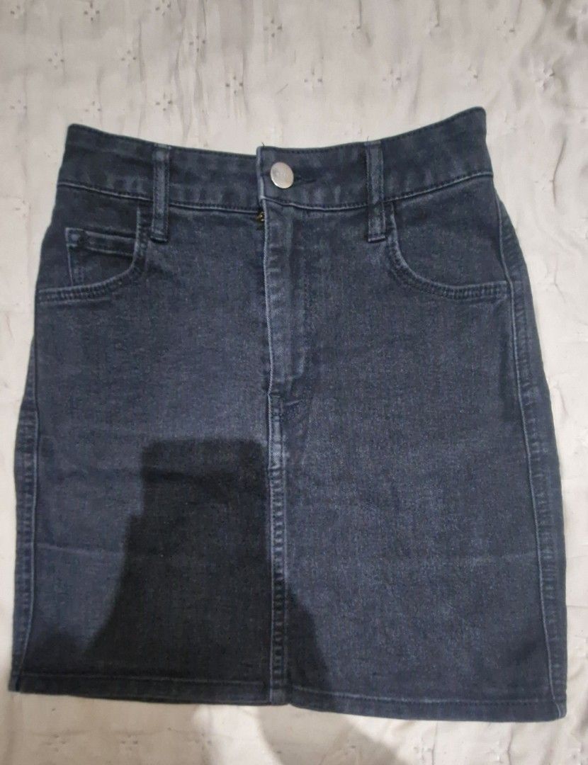 black mini jeans (Kategori: Gaun & Rok) berada di Jakarta Selatan. Dikirim oleh indraswari43 (ID iklan 1448202037, Gambar 1). Deskripsi: rok jeans hitam size s.