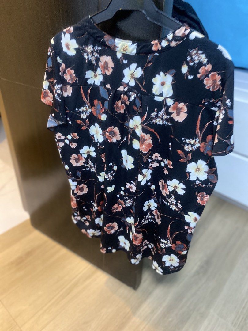 Blouse black with flower design (Category: Blouses) located in Quezon City. Submitted by bebothann (Listing ID 1448195305, Image 2). Description: Blouse black with flower design 1XL made in china SF c/o buyer.
