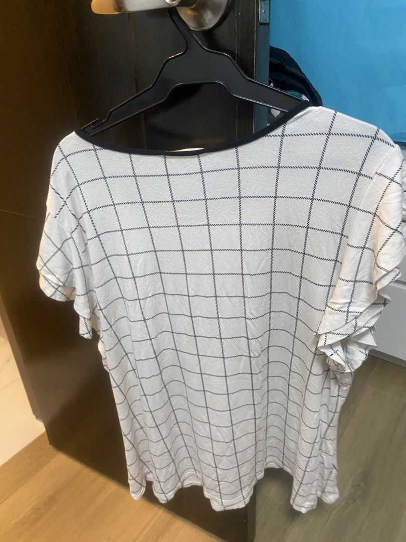 Blouse white checkered design (Category: Activewear) located in Quezon City. Submitted by bebothann (Listing ID 1448141970, Image 2). Description: White checkered design Flower of feather 1XL 96% rayon/ 4% spandex Made in china SF c/o buyer.