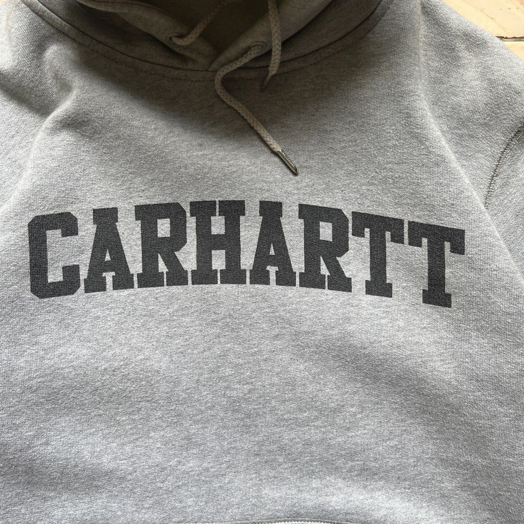 Carhartt Hoodie (Category: Coats, Jackets and Outerwear) located in Tuba. Submitted by gianfdc (Listing ID 1448136869, Image 2). Description: Size Medium 20 x 26.