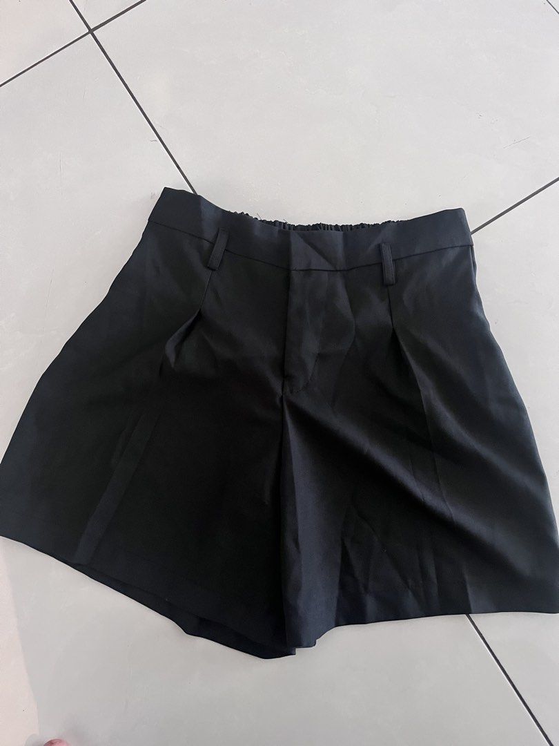 celana pendek warna hitam (Kategori: Jam Tangan Wanita) berada di Jakarta Pusat. Dikirim oleh reniwidiastuti96 (ID iklan 1448124006, Gambar 1). Deskripsi: Celana Pendek Hitam Model Kulot Kondisi: 9/10, jarang dipakai, bersih Bahan: Adem, jatuh, tidak nerawang Ukuran: Lingkar pinggang 64–90cm (karet), panjang 40 cm Cocok dipadukan dengan atasan apa saja ✨.