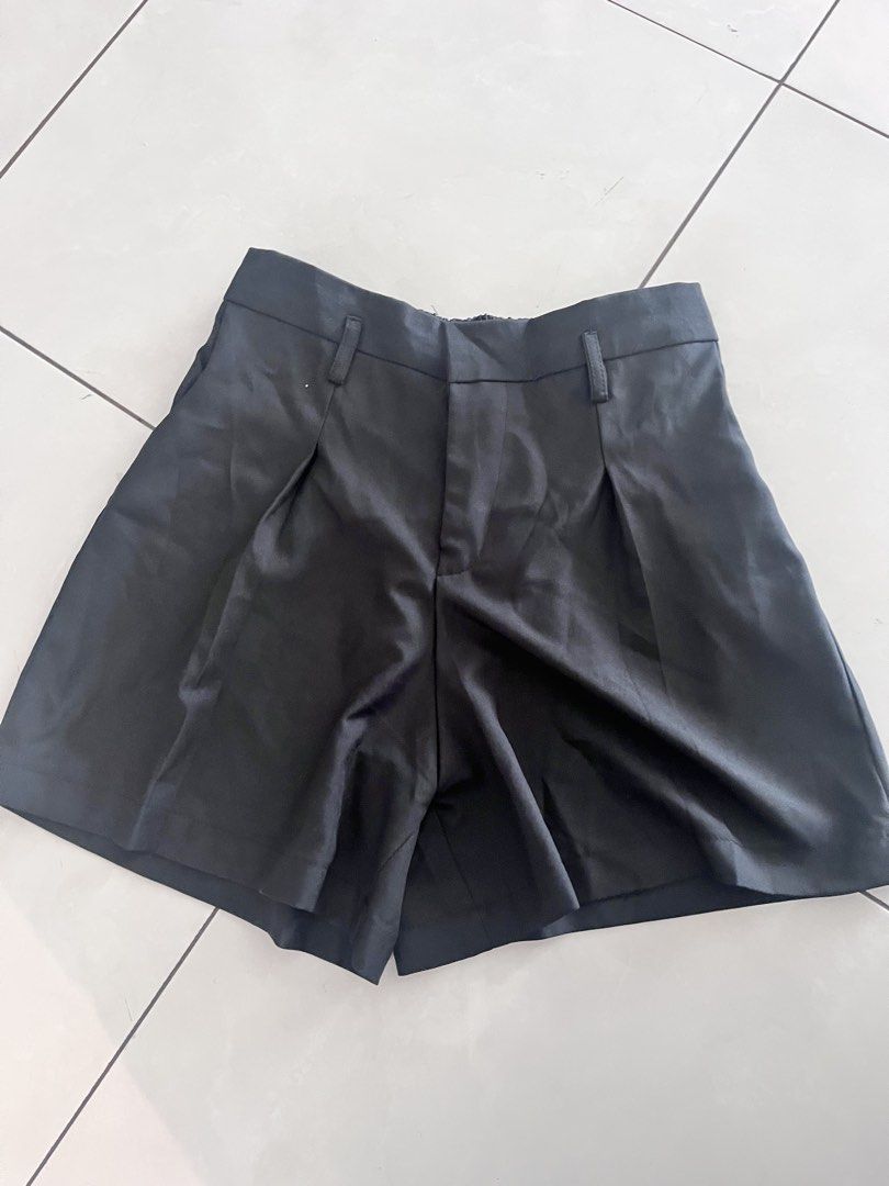 celana pendek warna hitam (Kategori: Jam Tangan Wanita) berada di Jakarta Pusat. Dikirim oleh reniwidiastuti96 (ID iklan 1448124006, Gambar 2). Deskripsi: Celana Pendek Hitam Model Kulot Kondisi: 9/10, jarang dipakai, bersih Bahan: Adem, jatuh, tidak nerawang Ukuran: Lingkar pinggang 64–90cm (karet), panjang 40 cm Cocok dipadukan dengan atasan apa saja ✨.