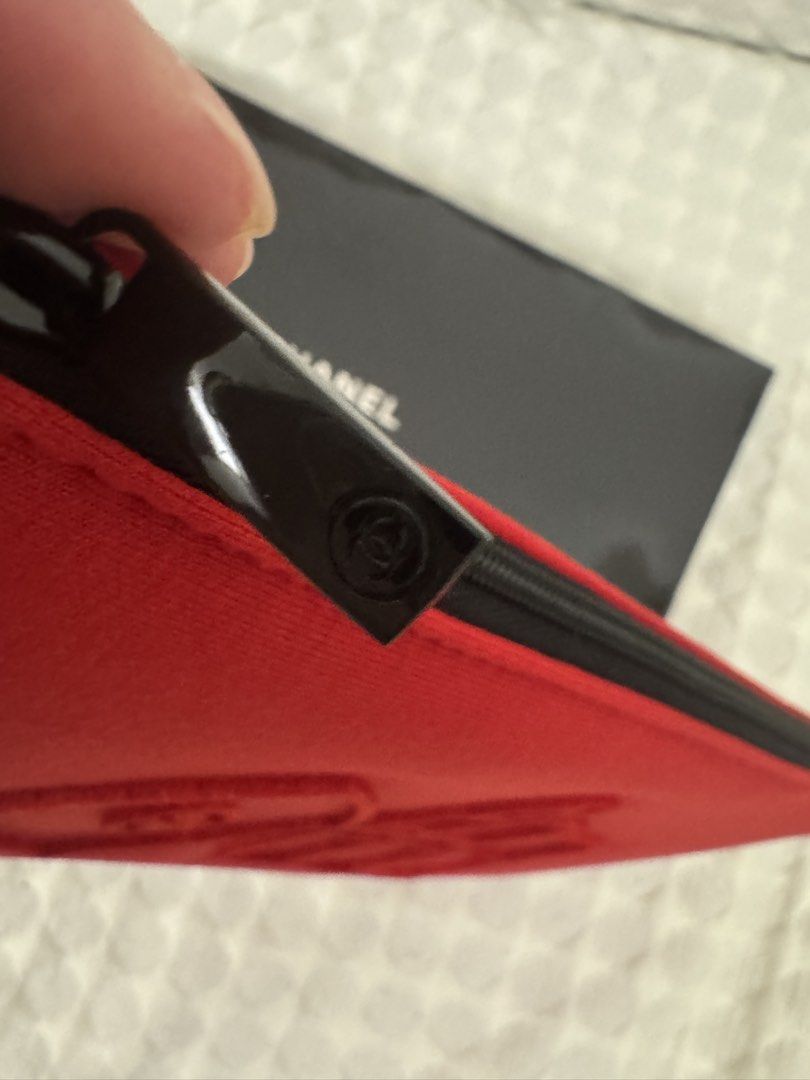 Chanel 紅色海綿化妝/多用途袋(有保護作用）red cosmetic/multiple use bag （分類：手袋及銀包）位於 Hong Kong。 由 littlelittlethingsssssss 提交（商品編號 1448200644，圖片 2）。簡介： 。