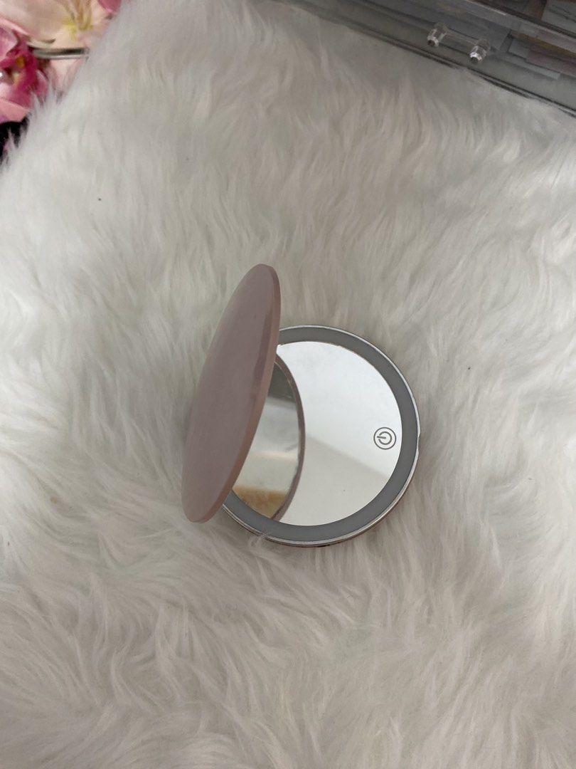 compact mirror with light (Category: Mirrors) located in Dasmarinas. Submitted by denisehauls (Listing ID 1448249580, Image 2). Description: .