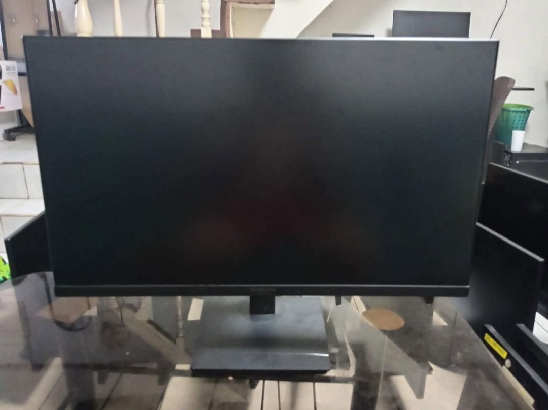 Computer Monitor (Category: Monitor Screens) located in Caloocan City. Submitted by paulinegaerlan16 (Listing ID 1448105558, Image 3). Description: - Large and clear Philips computer monitor - Sleek black bezel and stand - Perfect for gaming and work - Ready for a new home.