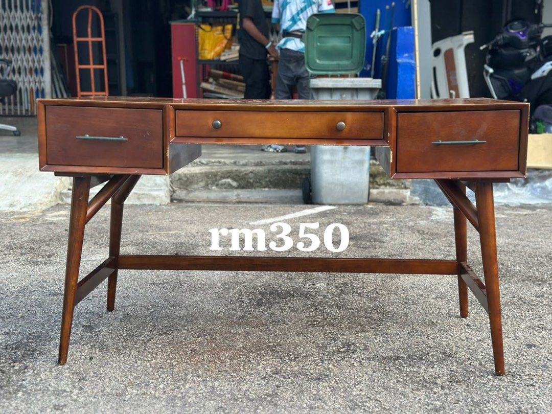 Console table (Category: Other Home Furniture) located in Kangar. Submitted by mizaleeya (Listing ID 1448235930, Image 1). Description: Lokasi kedai pasir gudang johor Delivery sm Add on kos delivery 🚚 .