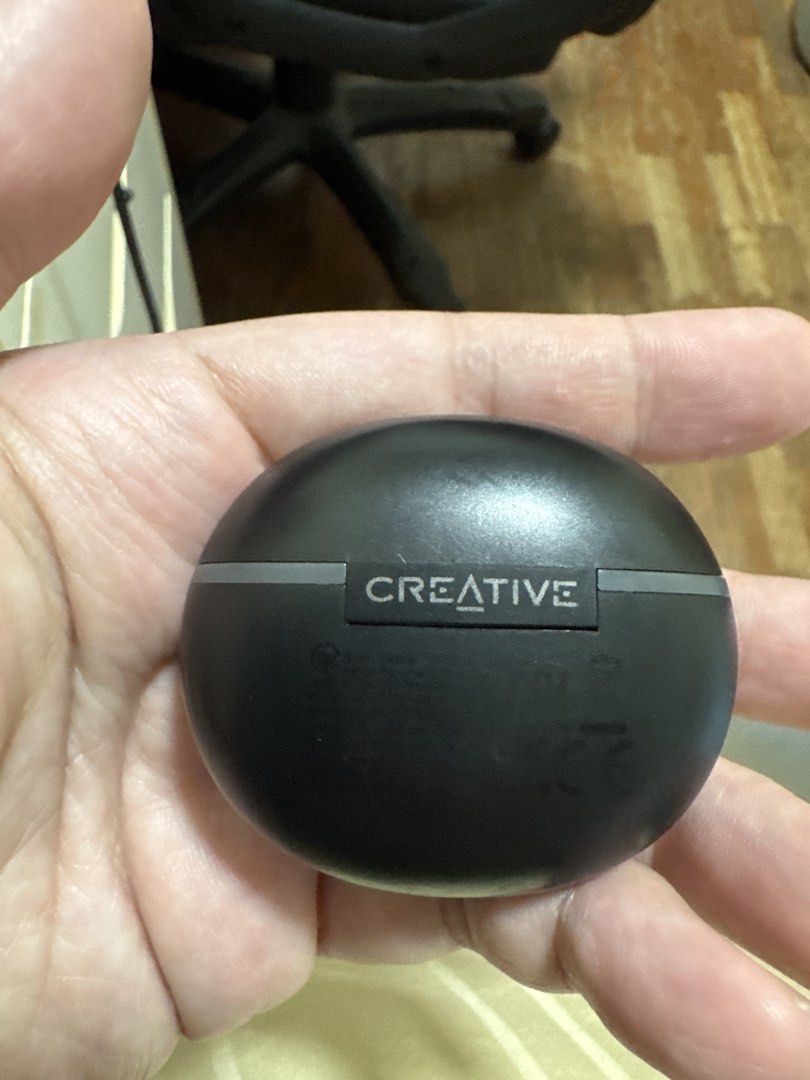 Creative Wireless Earbuds with Charging Case505592482943488001