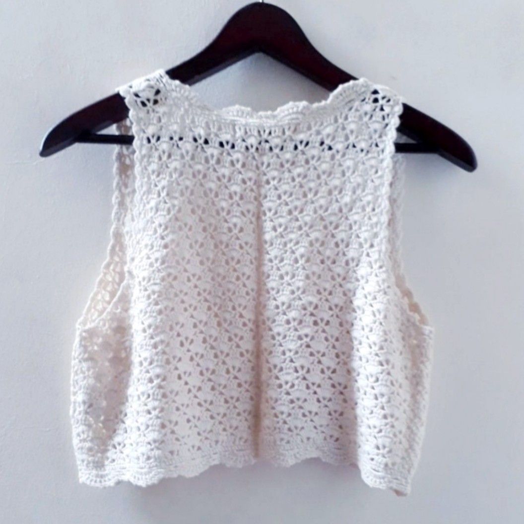 Crochet Outer (Kategori: Baju Luaran) berada di Bogor. Dikirim oleh ezmerabaru (ID iklan 1448231827, Gambar 3). Deskripsi: Good cond. No Deffect. Ld/P. 80-100/38cm..