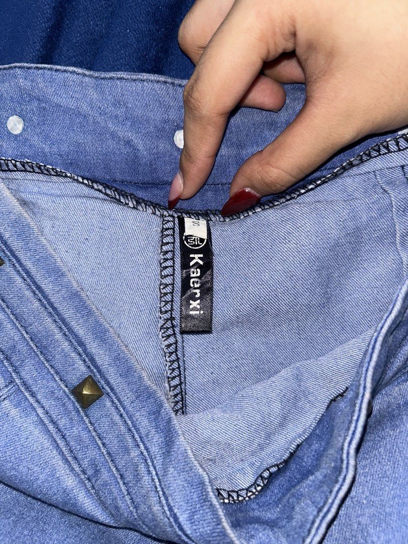 DENIM BLUE MINI SKIRT WITH DENIM INNER (Category: Skirts) located in Manila. Submitted by declutter_lala (Listing ID 1448230408, Image 2). Description: 𝔹𝕝𝕦𝕖 𝕕𝕖𝕟𝕚𝕞 𝕤𝕜𝕚𝕣𝕥 𝕨𝕚𝕥𝕙 𝕚𝕟𝕟𝕖𝕣 ✨ side zipper ✨ need wash, has some washable yellow stains Mine: ₱120 Measurements (in inches) Waist: 27-28 Length: 11 ♡ Buyers are kindly asked to set expectations accordingly ♡ Color may vary due to lighting ♡ Please ensure you are familiar with