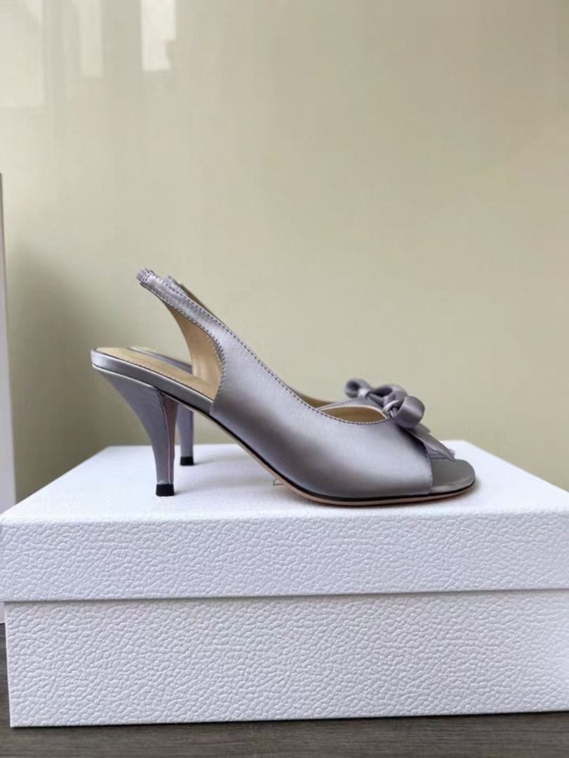 DIOR Bow 鞋跟7.5cm 高跟鞋 SIZE：35-40 （分類：高跟鞋）位於 Hong Kong。 由 rsgstjwfus28830 提交（商品編號 1448206977，圖片 3）。簡介： DIOR Bow 鞋跟7.5cm 高跟鞋 SIZE：35-40 全新正貨，包裝齊全 仲有其他款式顏色，有需要問我呀。