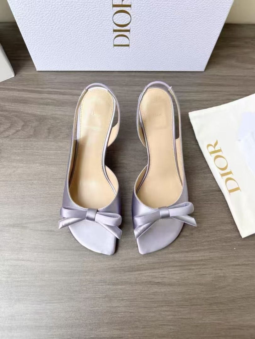 DIOR Bow 鞋跟7.5cm 高跟鞋 SIZE：35-40 （分類：高跟鞋）位於 Hong Kong。 由 rsgstjwfus28830 提交（商品編號 1448206977，圖片 1）。簡介： DIOR Bow 鞋跟7.5cm 高跟鞋 SIZE：35-40 全新正貨，包裝齊全 仲有其他款式顏色，有需要問我呀。