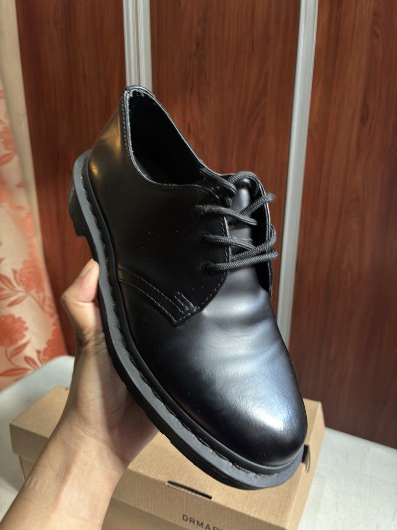 Dr. Martens 1461 Mono FIXED PRICE (Category: Boots) located in Quezon City. Submitted by somebanothings (Listing ID 1448262694, Image 2). Description: Dr. Martens 1461 Mono Black Smooth Leather - almost new since it was used in office only - unnoticeable heel drags and slight crease in toe area Loc: BGC Taguig or Welcome Quezon City Size: 7USM 8USL 6UK 39EU RFS: Selling all my size 7 Docs.