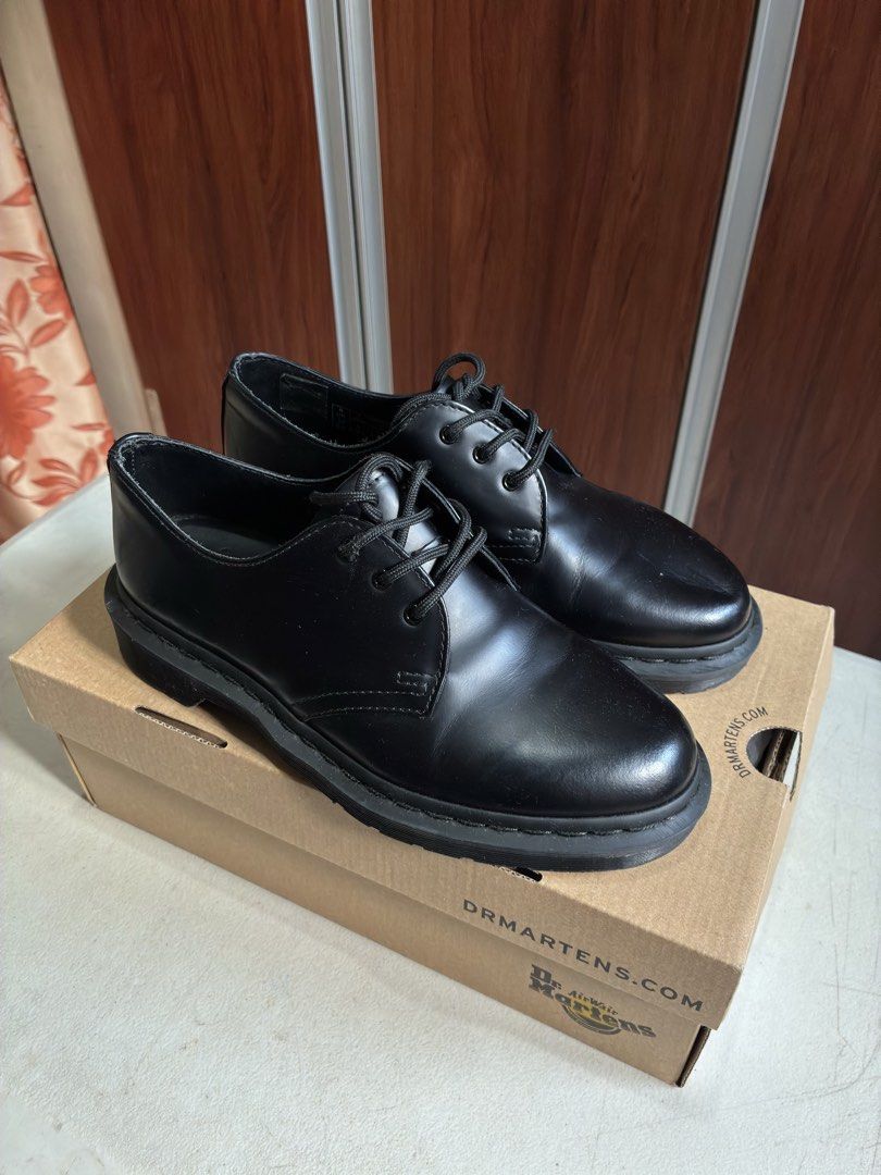 Dr. Martens 1461 Mono FIXED PRICE (Category: Boots) located in Quezon City. Submitted by somebanothings (Listing ID 1448262694, Image 1). Description: Dr. Martens 1461 Mono Black Smooth Leather - almost new since it was used in office only - unnoticeable heel drags and slight crease in toe area Loc: BGC Taguig or Welcome Quezon City Size: 7USM 8USL 6UK 39EU RFS: Selling all my size 7 Docs.