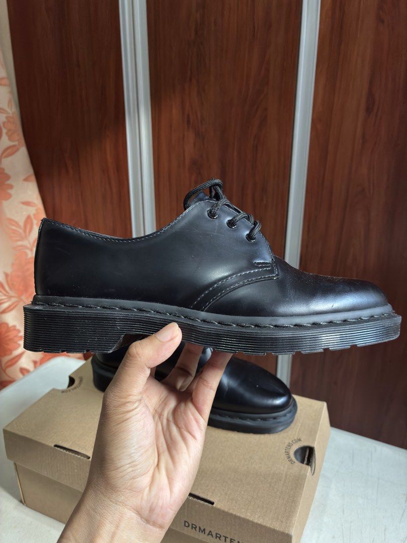 Dr. Martens 1461 Mono FIXED PRICE (Category: Boots) located in Quezon City. Submitted by somebanothings (Listing ID 1448262694, Image 3). Description: Dr. Martens 1461 Mono Black Smooth Leather - almost new since it was used in office only - unnoticeable heel drags and slight crease in toe area Loc: BGC Taguig or Welcome Quezon City Size: 7USM 8USL 6UK 39EU RFS: Selling all my size 7 Docs.