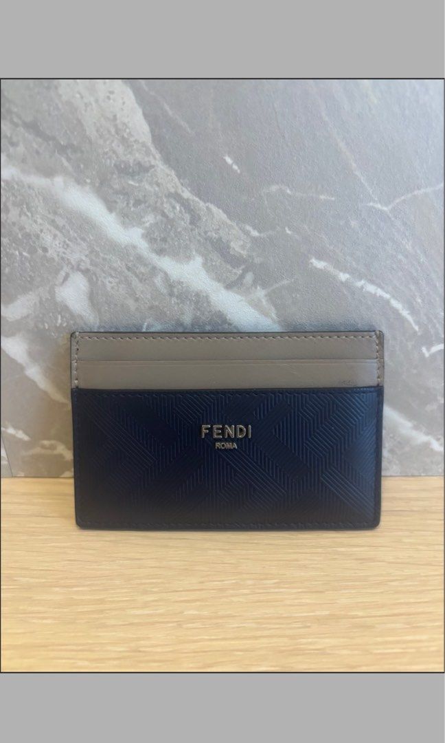 由 jenniferrabbit (刊登 ID 1448264435，圖片 1) 提交，位於 台中市 (Taichung) 的 FENDI roma卡夾/卡套 (類別：錢包、卡夾)，說明：五個夾層，中間夾層可放鈔票、收據。