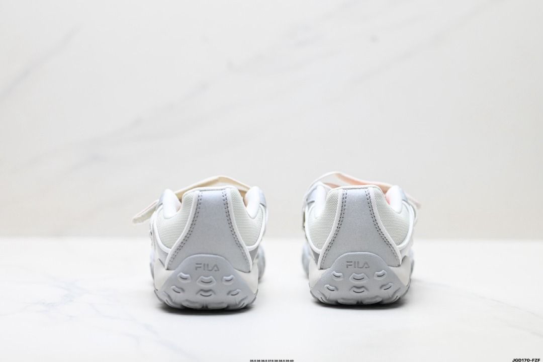 由 wyitedrogg17224 (刊登 ID 1448174151，圖片 2) 提交，位於 基隆市 (Keelung) 的 FILA斐樂 PEBBLE SANDAL 復古系列 時尚潮流 舒適透氣 芭蕾鞋 銀粉色 (類別：運動鞋、球鞋)，說明：。