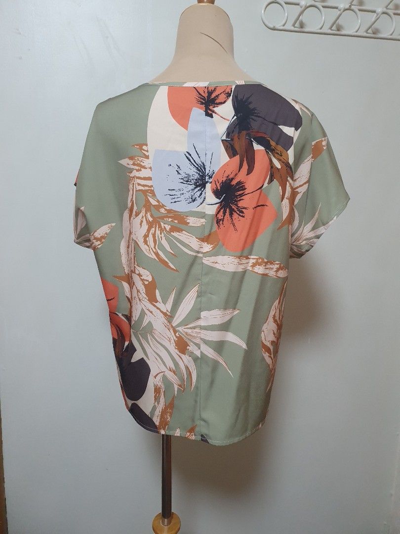 Floral blouse Med to large (Category: Blouses) located in Marikina City. Submitted by KanamiFinds (Listing ID 1448250540, Image 3). Description: bust: 44 inches length: 23 inches from the shoulders.