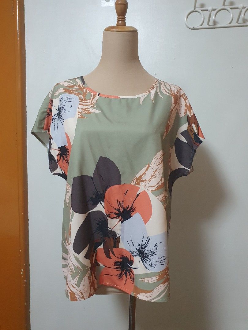 Floral blouse Med to large (Category: Blouses) located in Marikina City. Submitted by KanamiFinds (Listing ID 1448250540, Image 1). Description: bust: 44 inches length: 23 inches from the shoulders.