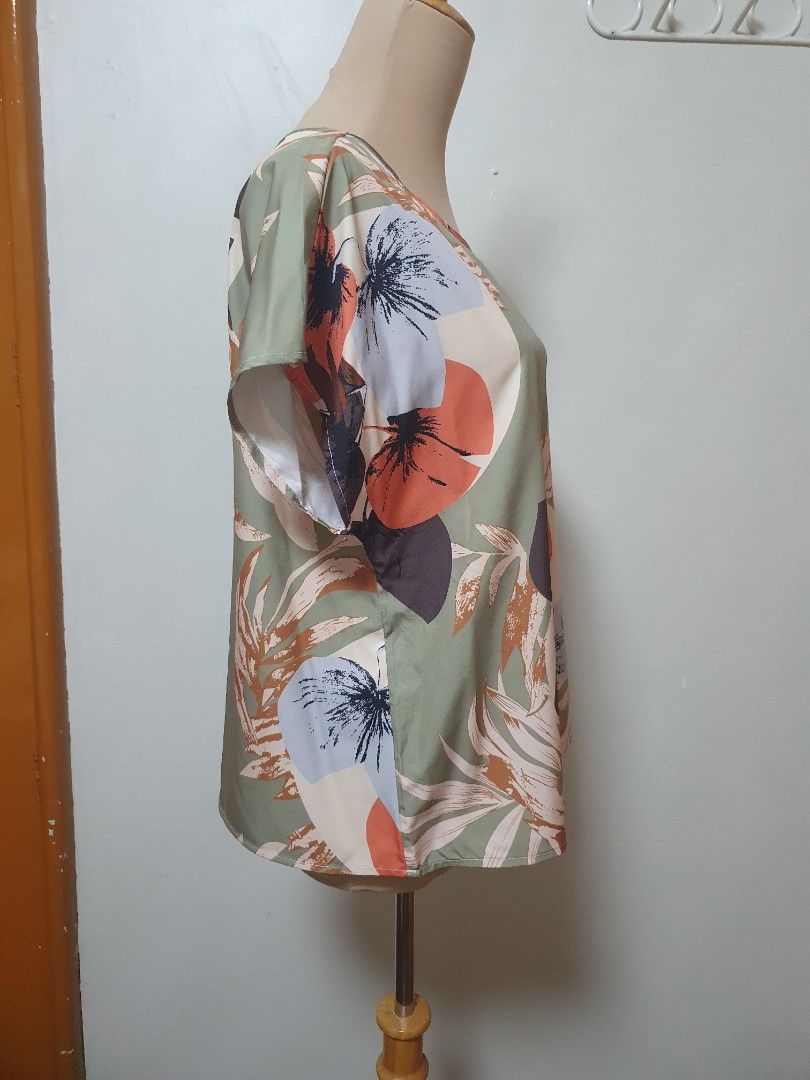 Floral blouse Med to large (Category: Blouses) located in Marikina City. Submitted by KanamiFinds (Listing ID 1448250540, Image 2). Description: bust: 44 inches length: 23 inches from the shoulders.