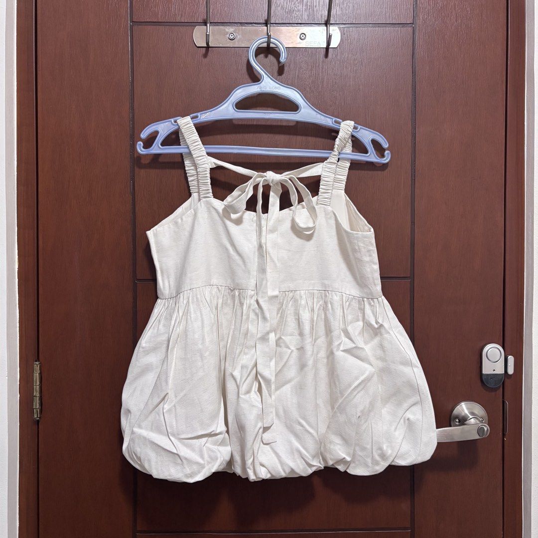 [Focus.S] Korean Peplum Top - Cream (Category: Sleeveless) located in Caloocan City. Submitted by wybieee_0.0 (Listing ID 1448184161, Image 2). Description: [Focus.S] Korean Peplum Top - Cream 💭 RFS: Decluttering 💸 Payment: GCash 📦 Shipping: To be handled by buyer 📍 Shipping from Metro Manila.