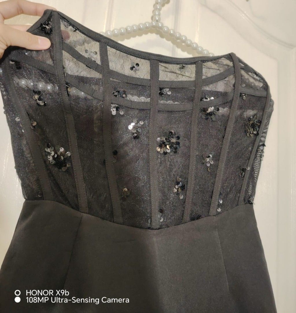 FOREVER 21 MINI SEQUIN TUBE DRESS SMALL (Category: Dresses) located in San Pablo. Submitted by allyourbrandedneeds (Listing ID 1448150228, Image 3). Description: - Stunning black mini dress - Features a dazzling sequin corset top - Delicate sheer mesh with sparkly accents - Flattering strapless design - Ideal for nights out and parties - Size: XS - Origin: Made in China.