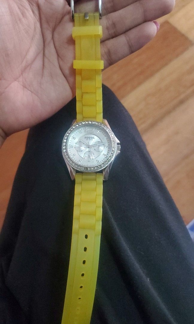 Fossil original 2 pcs with box (Category: Luxury Watches) located in Bulacan. Submitted by haze0108 (Listing ID 1448153639, Image 2). Description: all original with box original check all u want.