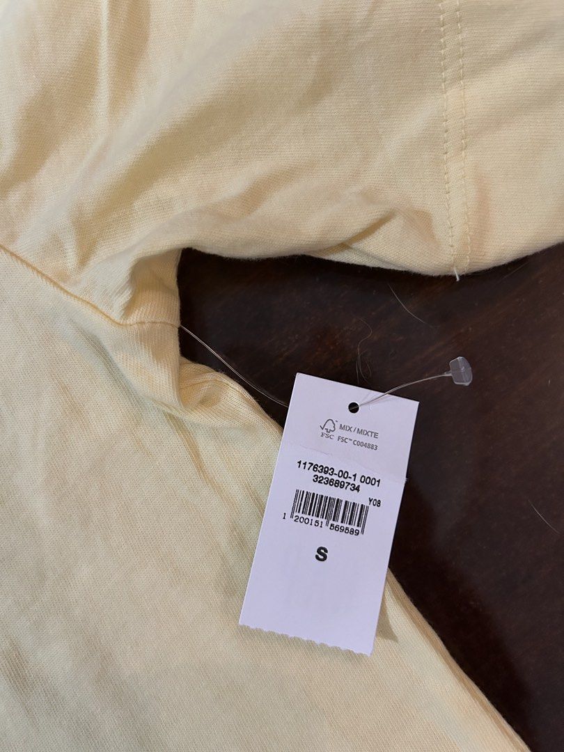 Gap Oversized Brannan Bear Graphic T-Shirt (Category: Shirts) located in Valenzuela. Submitted by chashudon (Listing ID 1448185954, Image 3). Description: - Color: Light Yellow - Brand new, with original tags still attached .