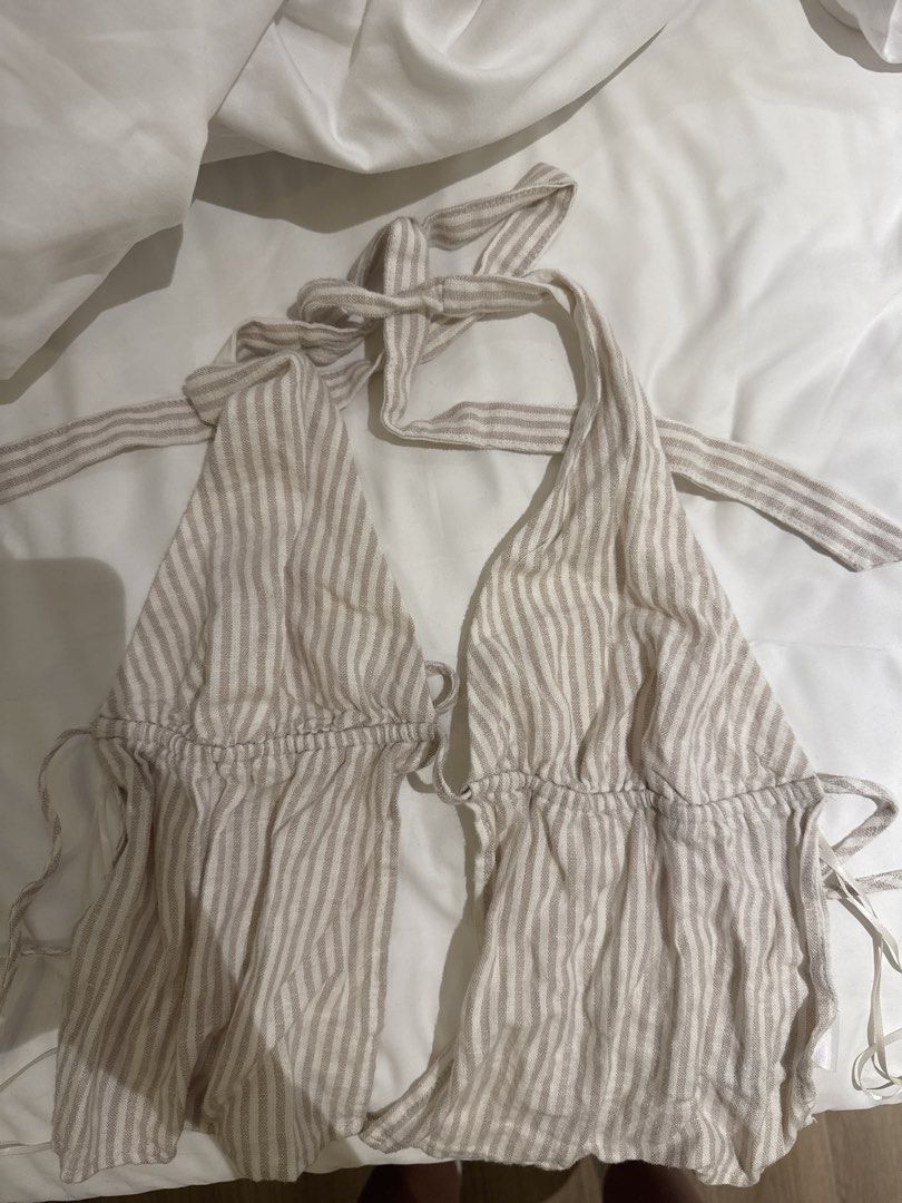 Garage striped halter tie top （分類：背心）位於 Hong Kong。 由 lezi_ 提交（商品編號 1448223107，圖片 1）。簡介： 。