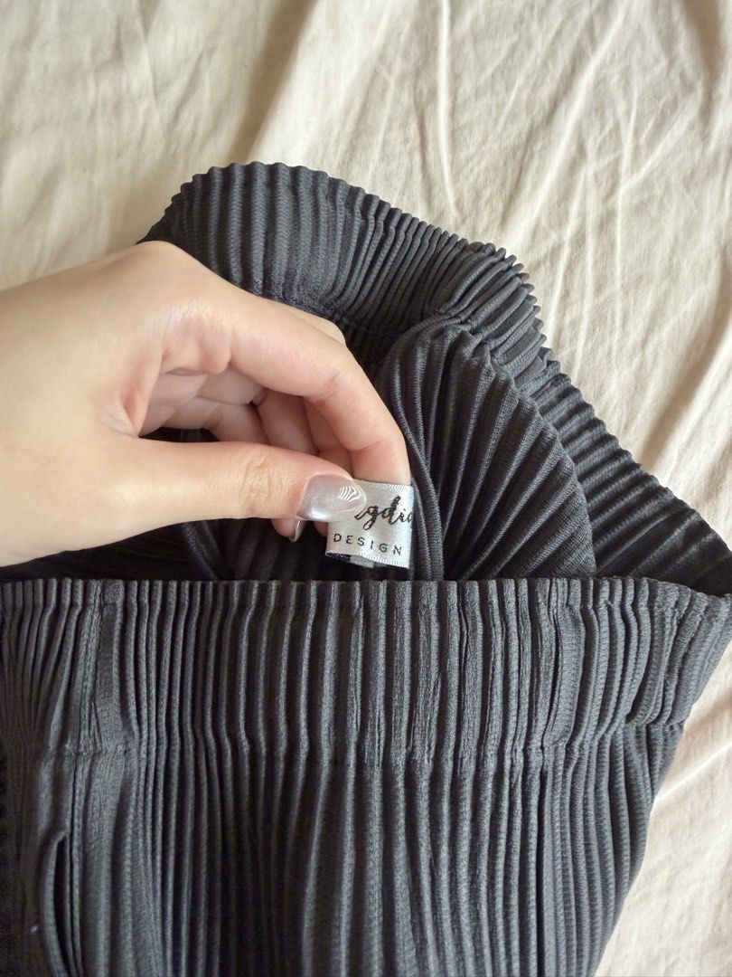 gongdid design pleated pants (Category: Other Bottoms) located in Makati City. Submitted by iweees (Listing ID 1448111125, Image 3). Description: bangkok brand! thick with pockets .