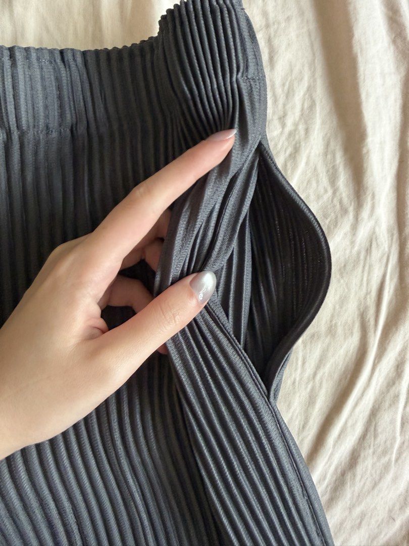 gongdid design pleated pants (Category: Other Bottoms) located in Makati City. Submitted by iweees (Listing ID 1448111125, Image 2). Description: bangkok brand! thick with pockets .