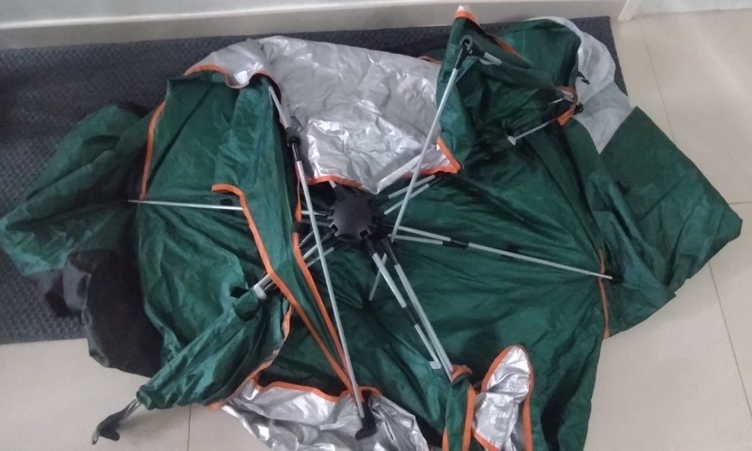 Green Tent （分類：行山及露營）位於 Hong Kong。 由 clockclock2020 提交（商品編號 1448123815，圖片 2）。簡介： Hey there! Selling this cool green tent, perfect for your next outdoor adventure. The design is practical and looks great, as you can see from the photos. It's easy to assemble and pack away. green tent. fit one to two adult people. last picture shows the tent set up。