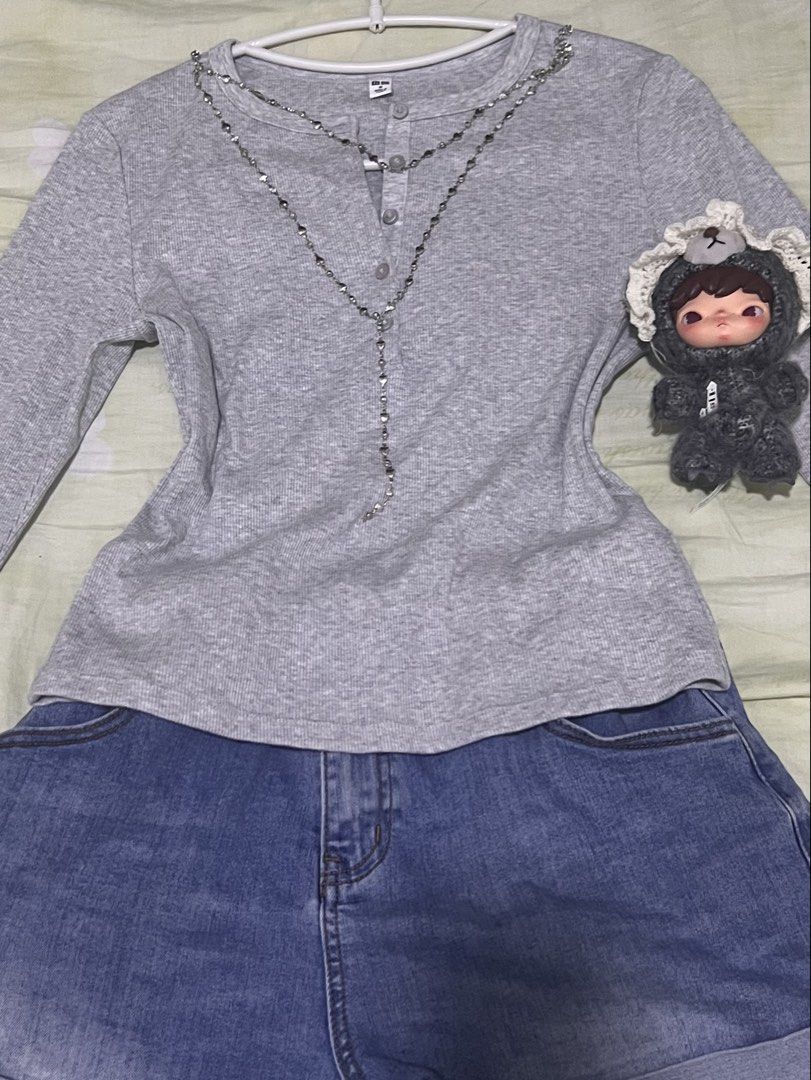 Grey Uniqlo Ribbed Henley T-shirt (Category: Longsleeves) located in Kota Kinabalu. Submitted by haruwonnie (Listing ID 1448229177, Image 2). Description: I only wore it once and i didn’t really like how it looks on me , so im selling it 💔 . can negotiate ..