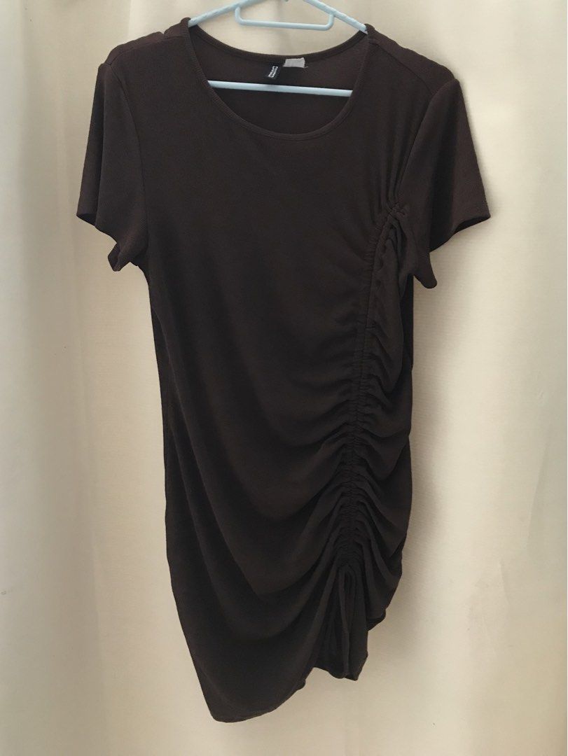 H&M Brown Ruched Dress Size M (Category: Shirts) located in Manila. Submitted by sparkfinds (Listing ID 1448142665, Image 1). Description: - Brand: H&M - Color: Brown - Style: T-shirt dress - Features: Short sleeves, round neckline, ruching with drawstring detail on one side - Fabric: Soft and stretchy - Versatility: Perfect for dressing up or down, suitable for any occasion.