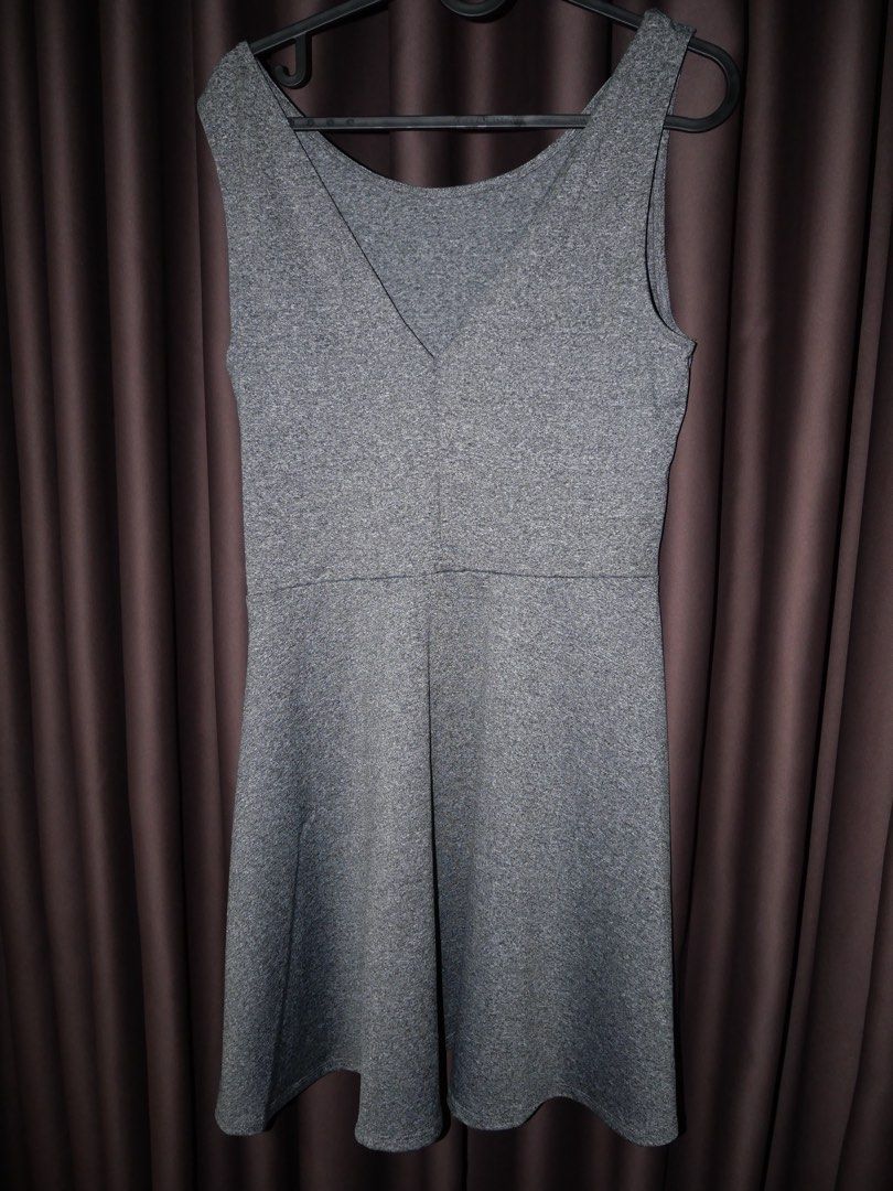 H&M Divided Grey Sleeveless Dress (Category: Dresses) located in Manila. Submitted by briesbees (Listing ID 1448189838, Image 2). Description: - Grey H&M Divided dress - Sleeveless design - Fit and flare silhouette - Subtle marled fabric texture - Original tags still attached - Versatile for casual or dressed-up occasions.