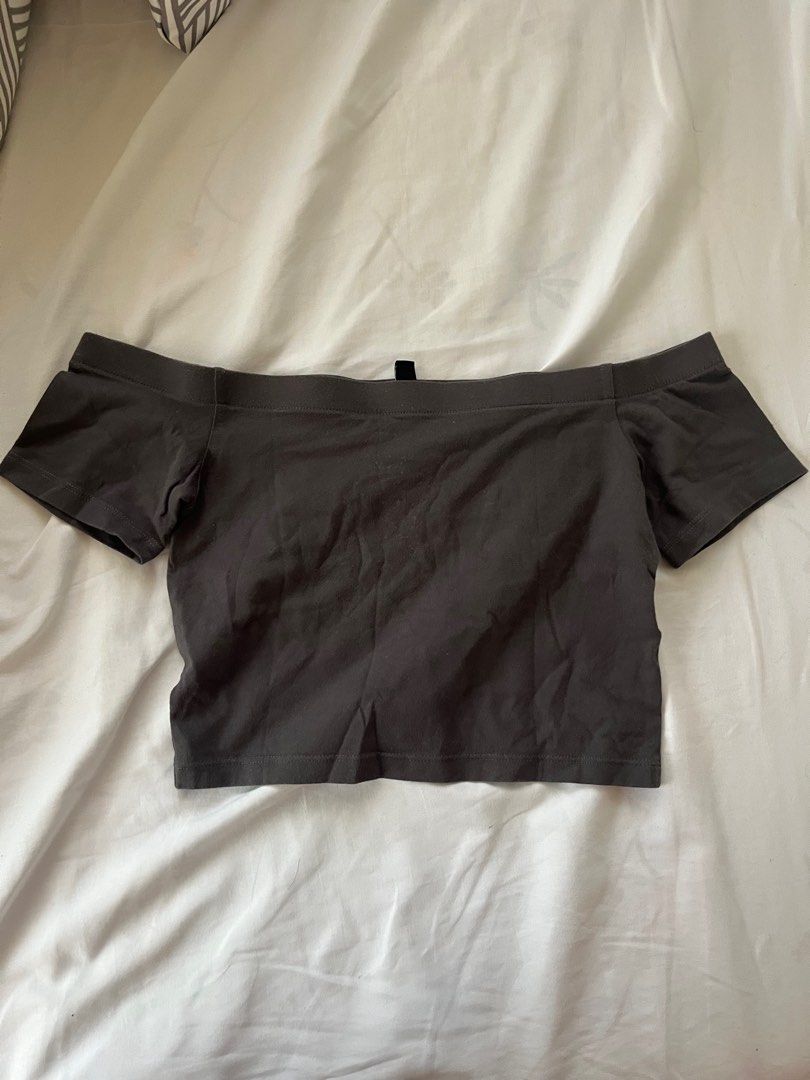 H&M Divided Off-shoulder Grey T-shirt (Category: Shirts) located in Quezon City. Submitted by ausieeeee (Listing ID 1448124135, Image 1). Description: - H&M Divided Grey Basic T-Shirt - Soft and comfortable material - Short sleeves - Ideal for everyday wear - Simple and versatile design.