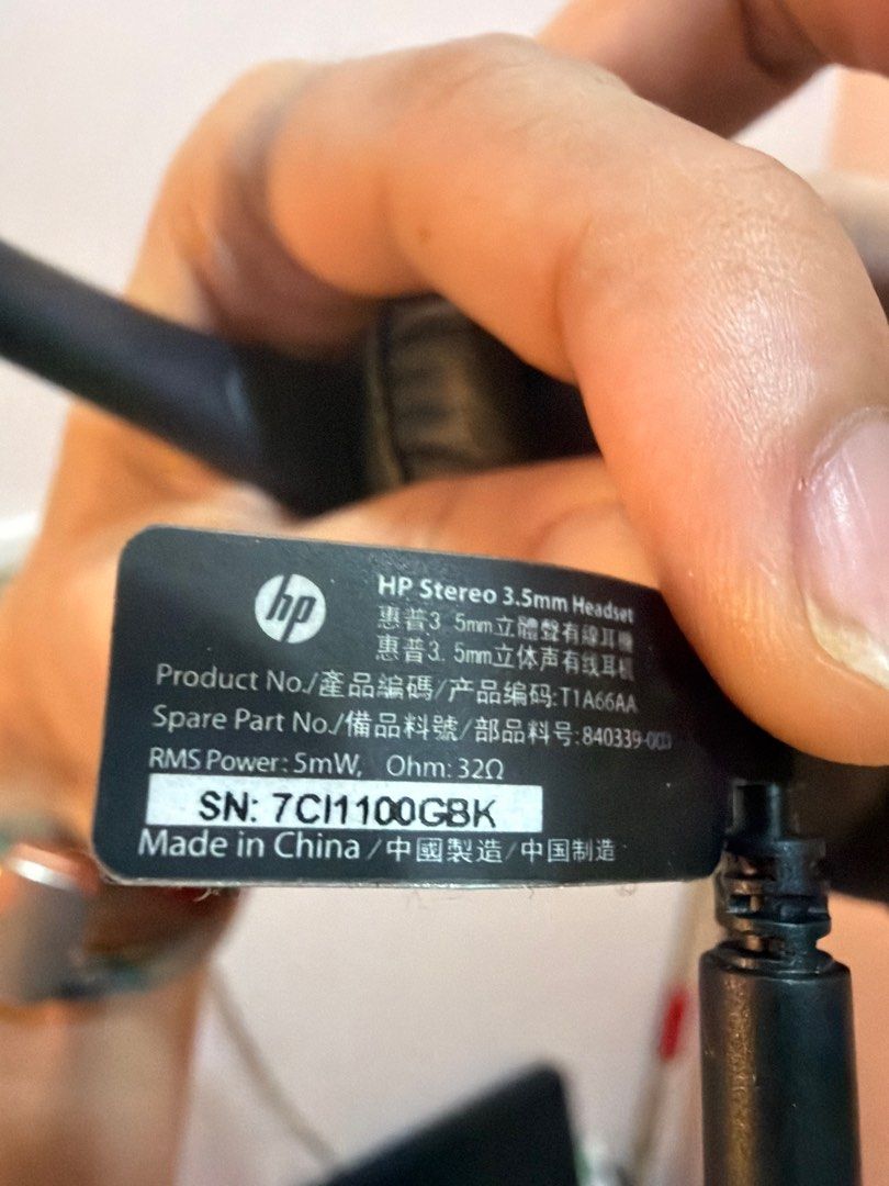 HP Stereo 3.5mm Headset with Microphone (Category: Headphones & Headsets) located in Taguig. Submitted by leandroreyes (Listing ID 1448162741, Image 3). Description: - HP Stereo Headset with built-in microphone - Fully functional, works great - Cable is intact and 3.5mm jack is ready to use.