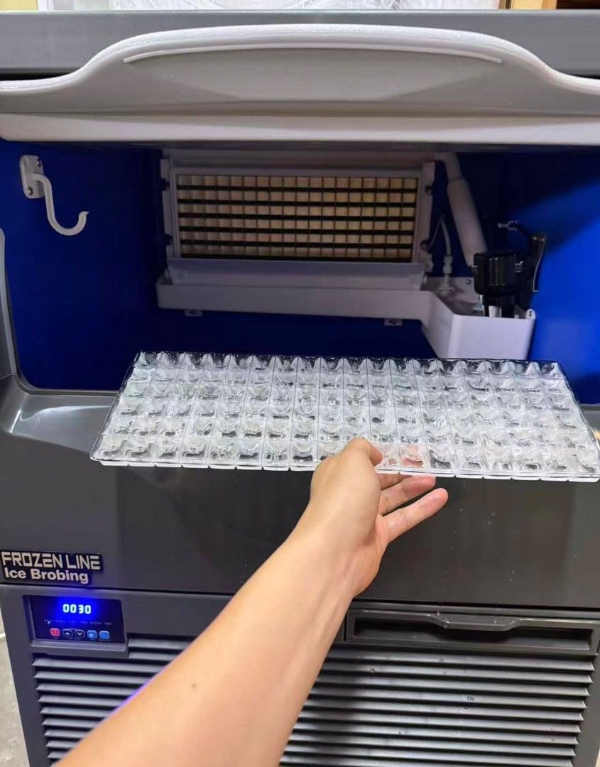 Ice Maker (Category: Refrigerators and Freezers) located in Mandaluyong City. Submitted by yoonahfabi61843 (Listing ID 1448170131, Image 2). Description: .