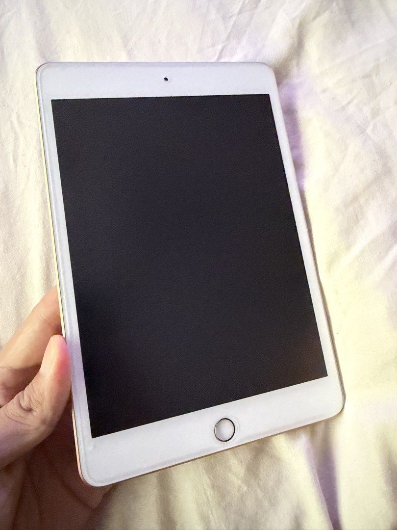 (Category: iPad) located in Singapore. Submitted by 45wear (Listing ID 1448083072, Image 2). Description: - iPad Mini 5th Gen - Rose Gold - 64GB Storage - Running iPadOS 26.4.2 ( latest) - Includes Otterbox Case - Excellent for daily use - No network connectivity issues - Comes with Original Box .