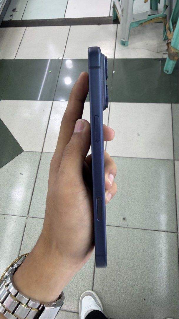 iPhone 17 Pro Max 1TB eSIM UNLOCK 100% batt 81 cc with same serial box (Category: iPhone 17 Series) located in Manila. Submitted by carimgadgets (Listing ID 1448163740, Image 2). Description: .