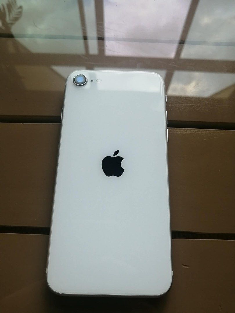 IPHONE SE 2nd Gen (Category: iPhone SE Series) located in Quezon City. Submitted by anjelo_ (Listing ID 1448234695, Image 3). Description: color: Pristine White no issues .