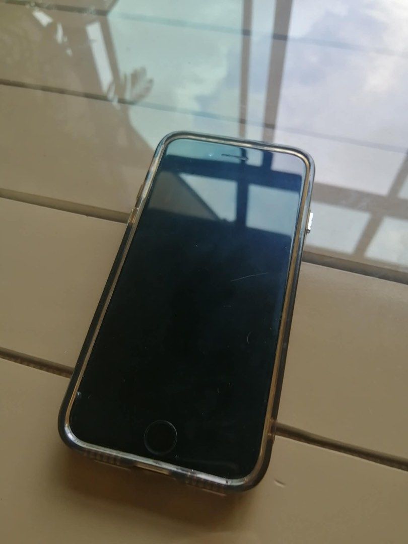 IPHONE SE 2nd Gen (Category: iPhone SE Series) located in Quezon City. Submitted by anjelo_ (Listing ID 1448234695, Image 2). Description: color: Pristine White no issues .