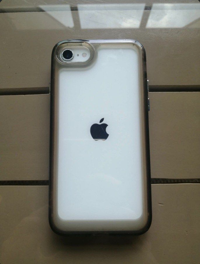 IPHONE SE 2nd Gen (Category: iPhone SE Series) located in Quezon City. Submitted by anjelo_ (Listing ID 1448234695, Image 1). Description: color: Pristine White no issues .