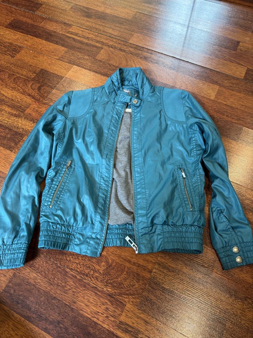 Jacket (Kategori: Jumpsuits) berada di Tangerang. Dikirim oleh pbyelsa (ID iklan 1448112802, Gambar 1). Deskripsi: .