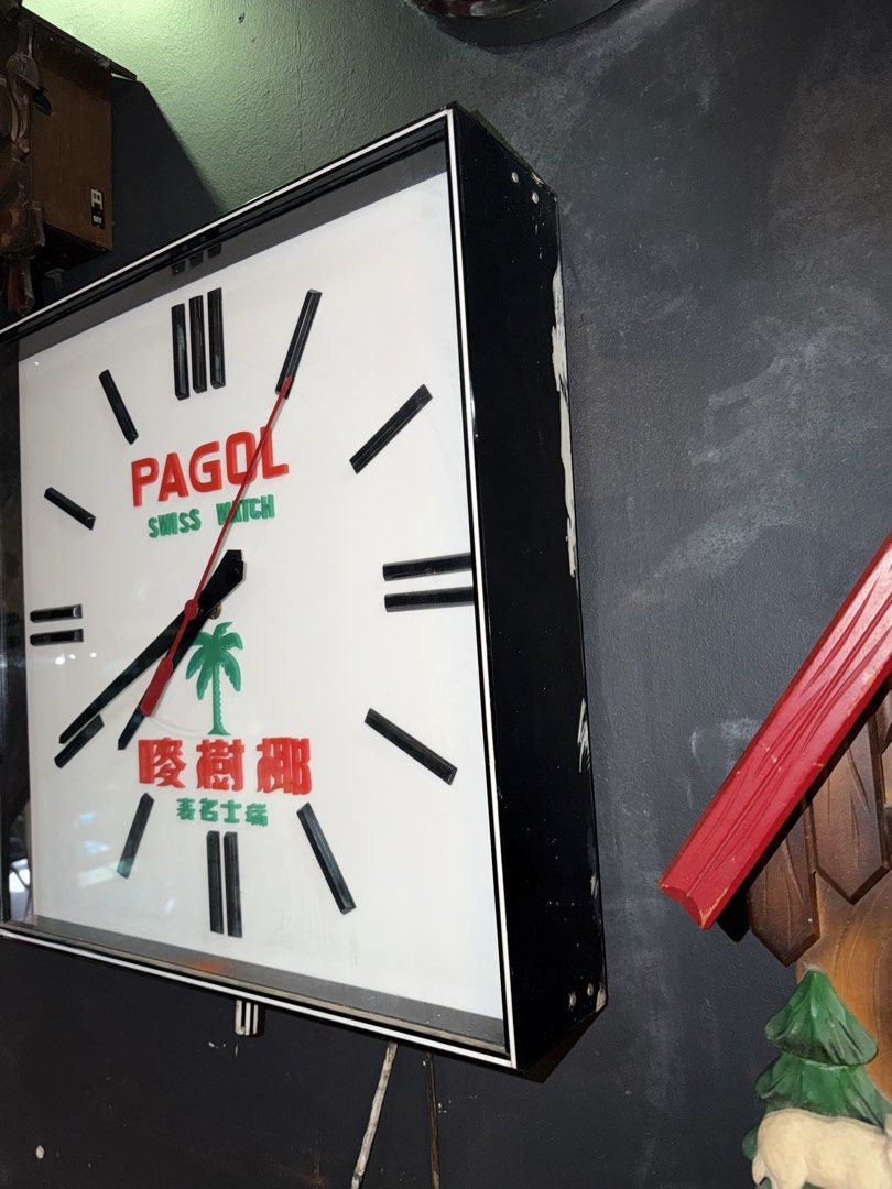 Jam Pagol (Category: Vintage Collectibles) located in Gurun. Submitted by hairul48 (Listing ID 1448085998, Image 2). Description: Spesifikasi: * 📏 Saiz: 50 cm (L) × 60 cm (T) * 📦 Ketebalan: ± 8–9 cm * 🧱 Material badan: Akrilik * 🪟 Muka jam: Akrilik * ⚡ Menggunakan enjin/motor elektrik (plug-in) * 🕰️ Kondisi: Berfungsi dengan baik Saiz ini memang besar dan sangat sesuai dijadikan statement piece untuk kedai kopi, restoran, ruang tamu, atau ko